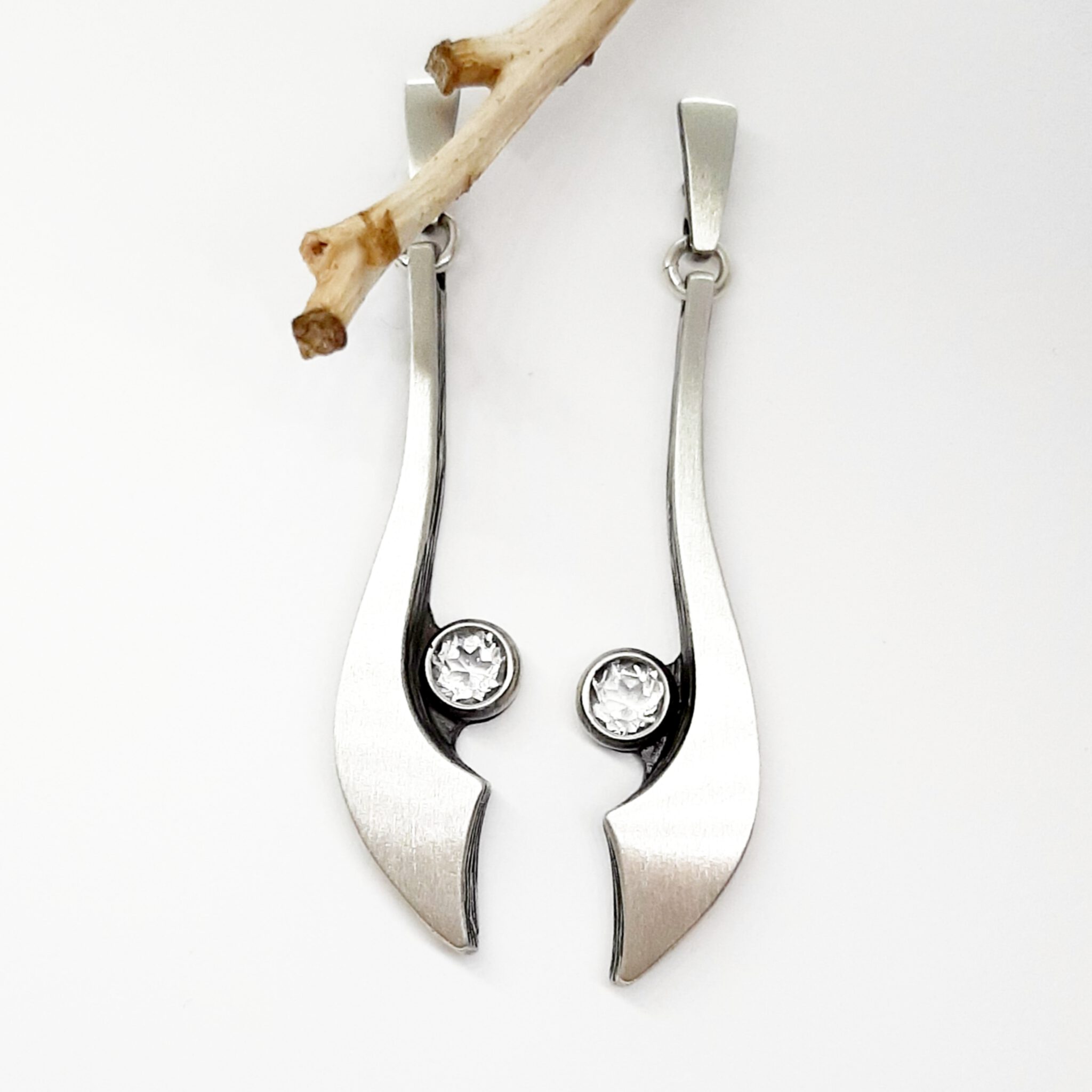 Nordform Säbelförmige Ohrhänger Silber Bergkristall