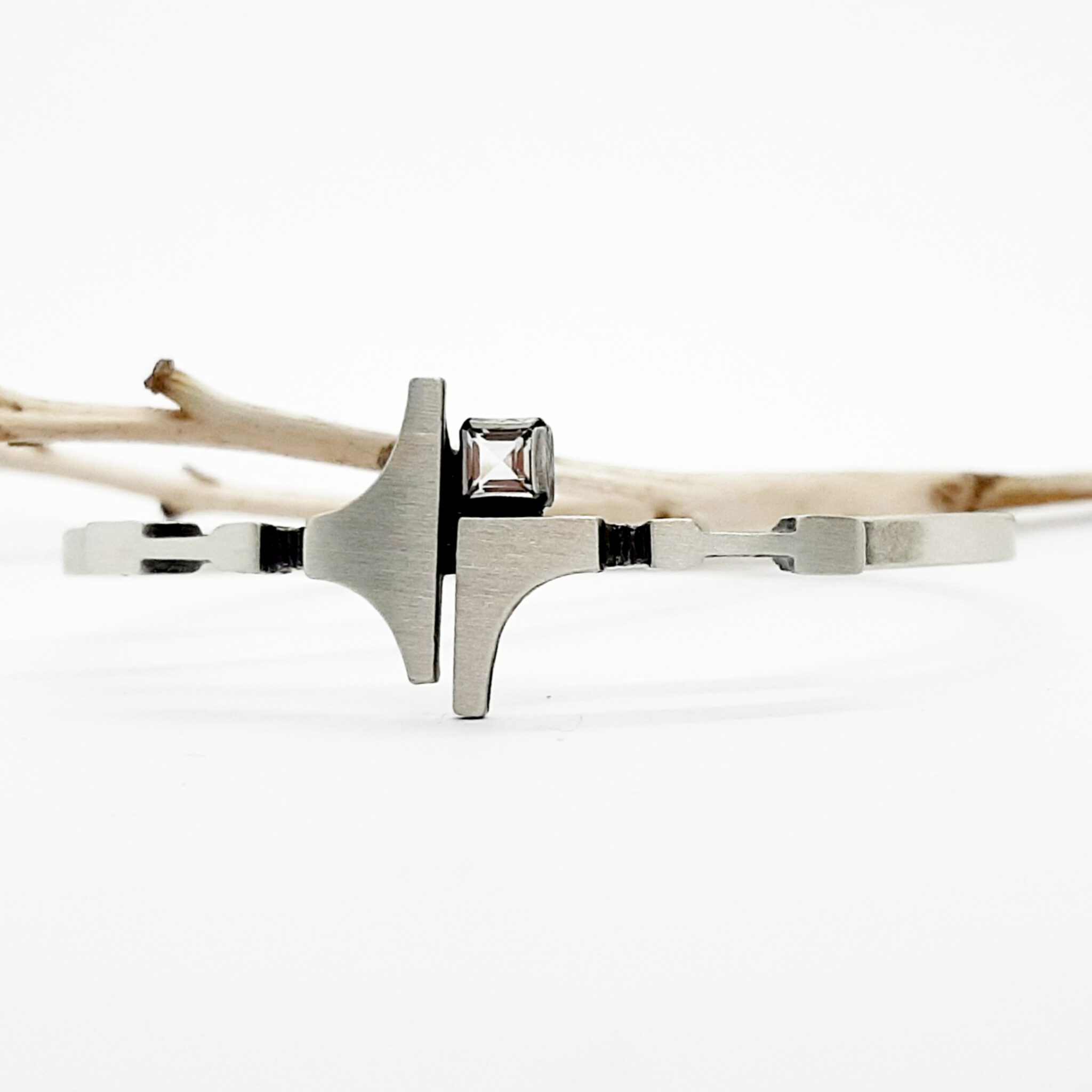 Nordform Armreif Abstrakt Geometrischer Aufsatz mit Bergkristall