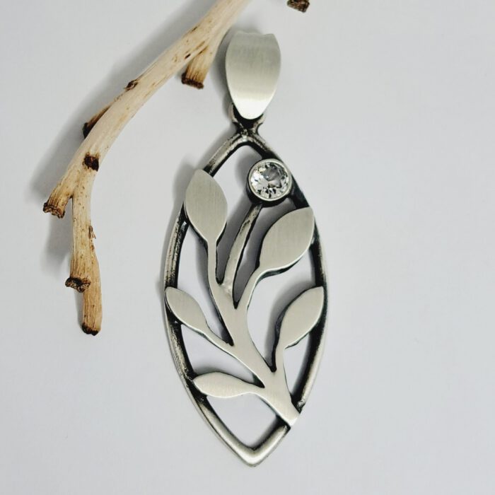 Nordform Anh. Lebensbaum Navetteform Silber mit Bergkristall (47x18mm)