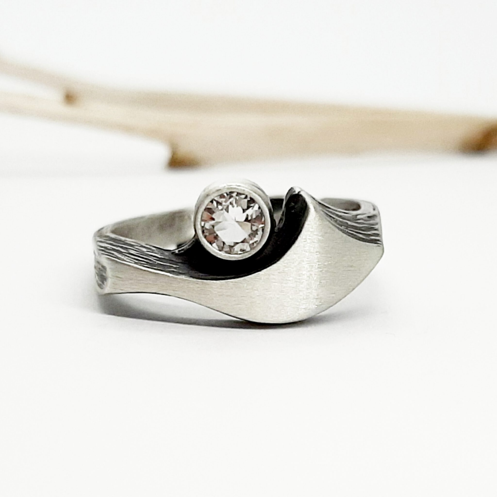 Nordform Ring Säbelform (groß) Silber Bergkristall Seitlich