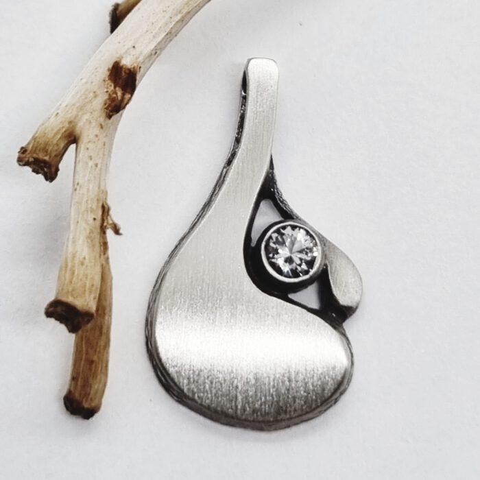 Nordform Anhänger Tropfenform Silber mit Bergkristall (12x21mm)