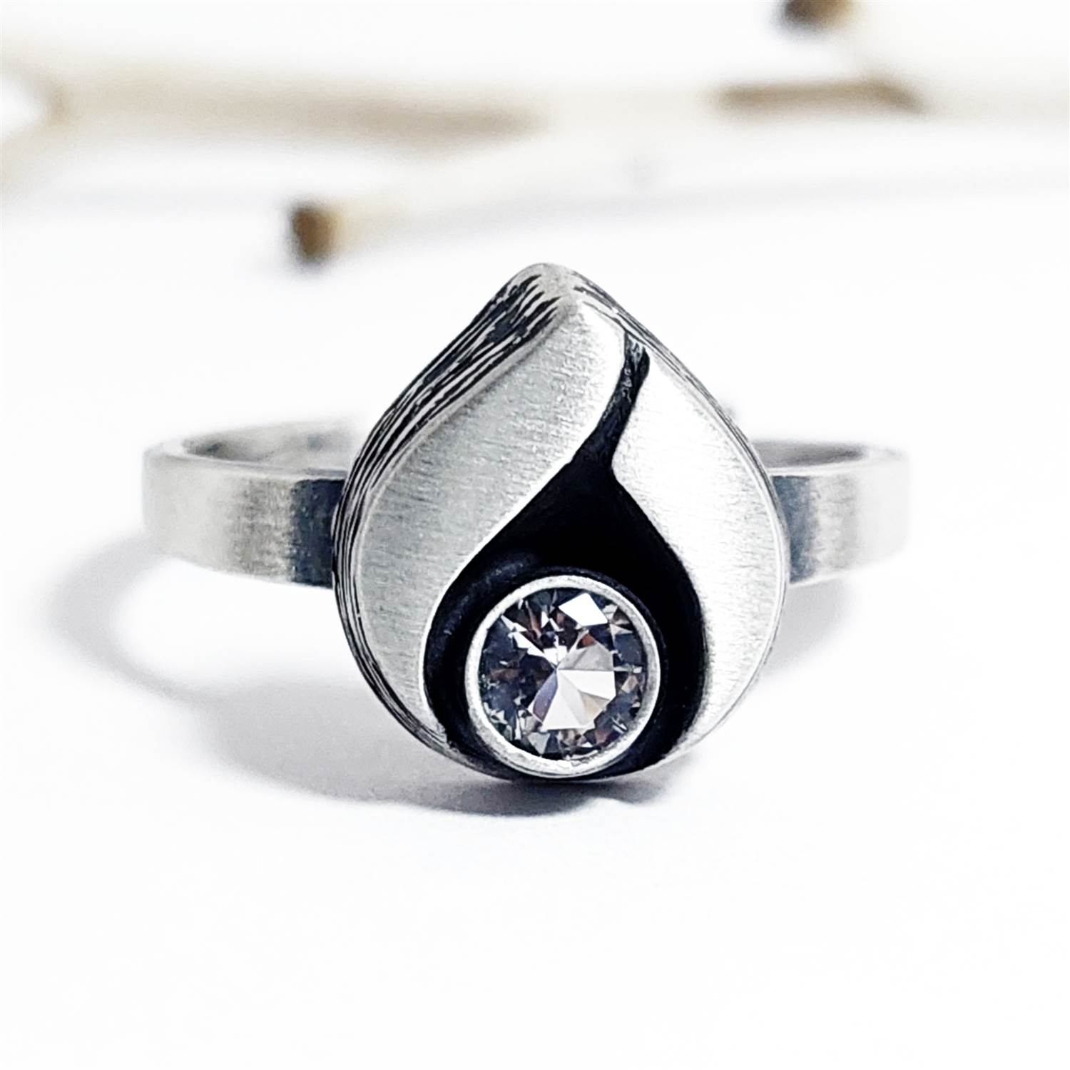 Nordform Ring Tropfenform Silber Bergkristall