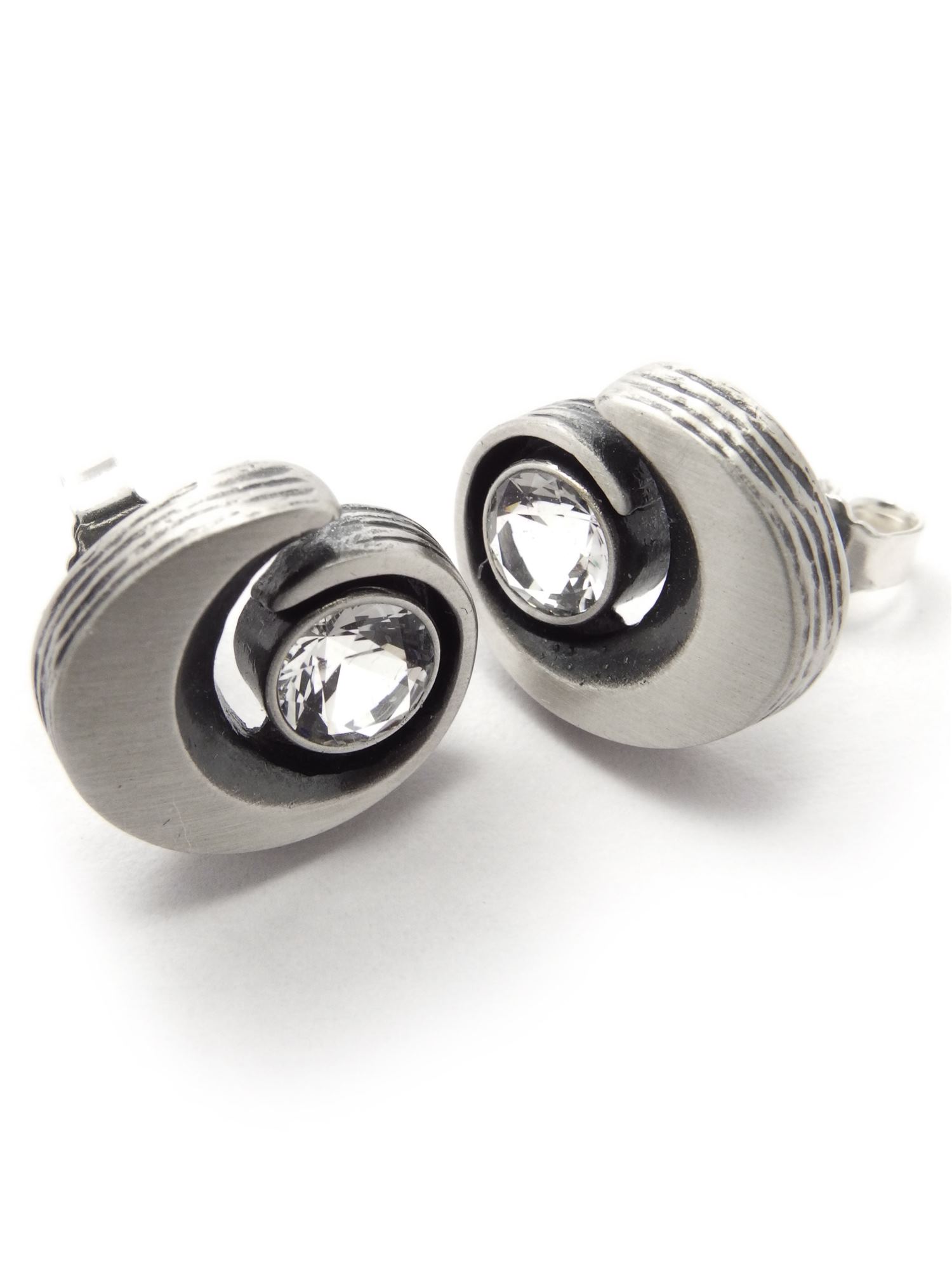 Nordform Ohrstecker in Schneckenform in Silber mit Bergkristall