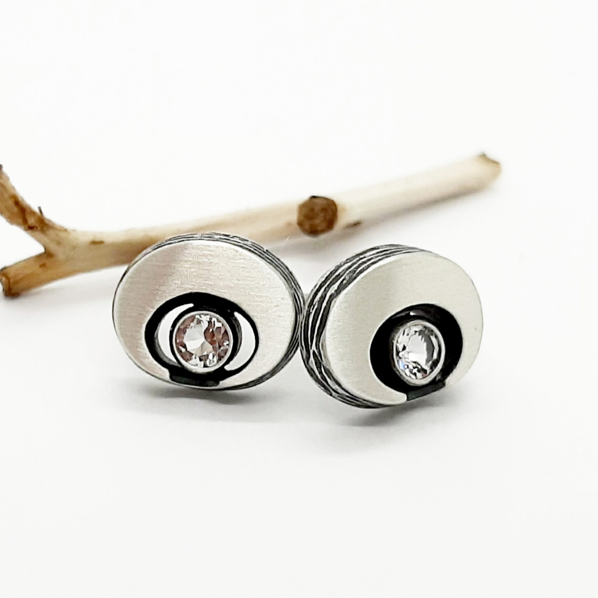 Nordform Große Ovale Symmetrische Ohrstecker Silber Bergkristall