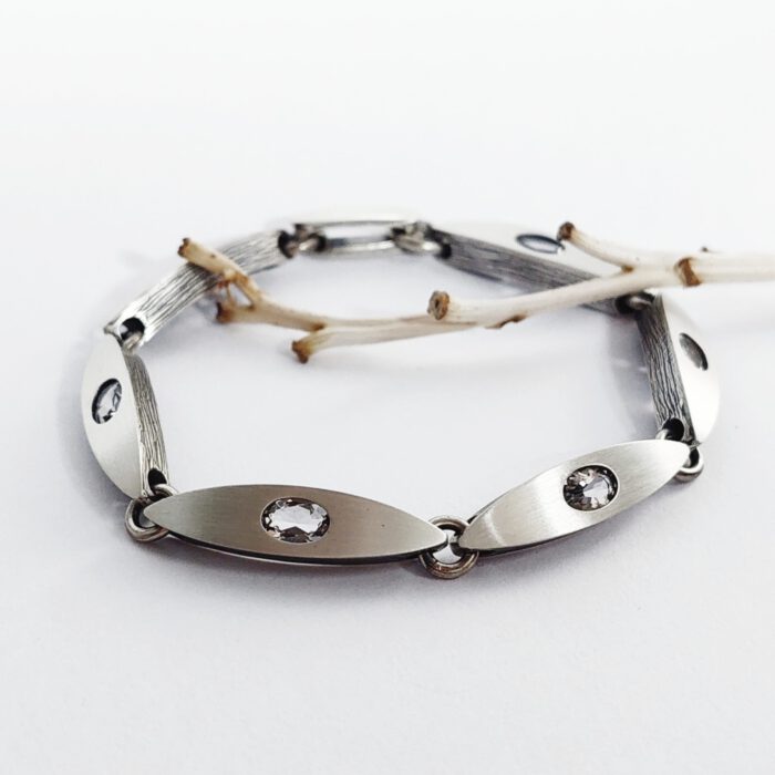 Nordform Armband mit Mandelförmigen Gliedern Silber Bergkristall