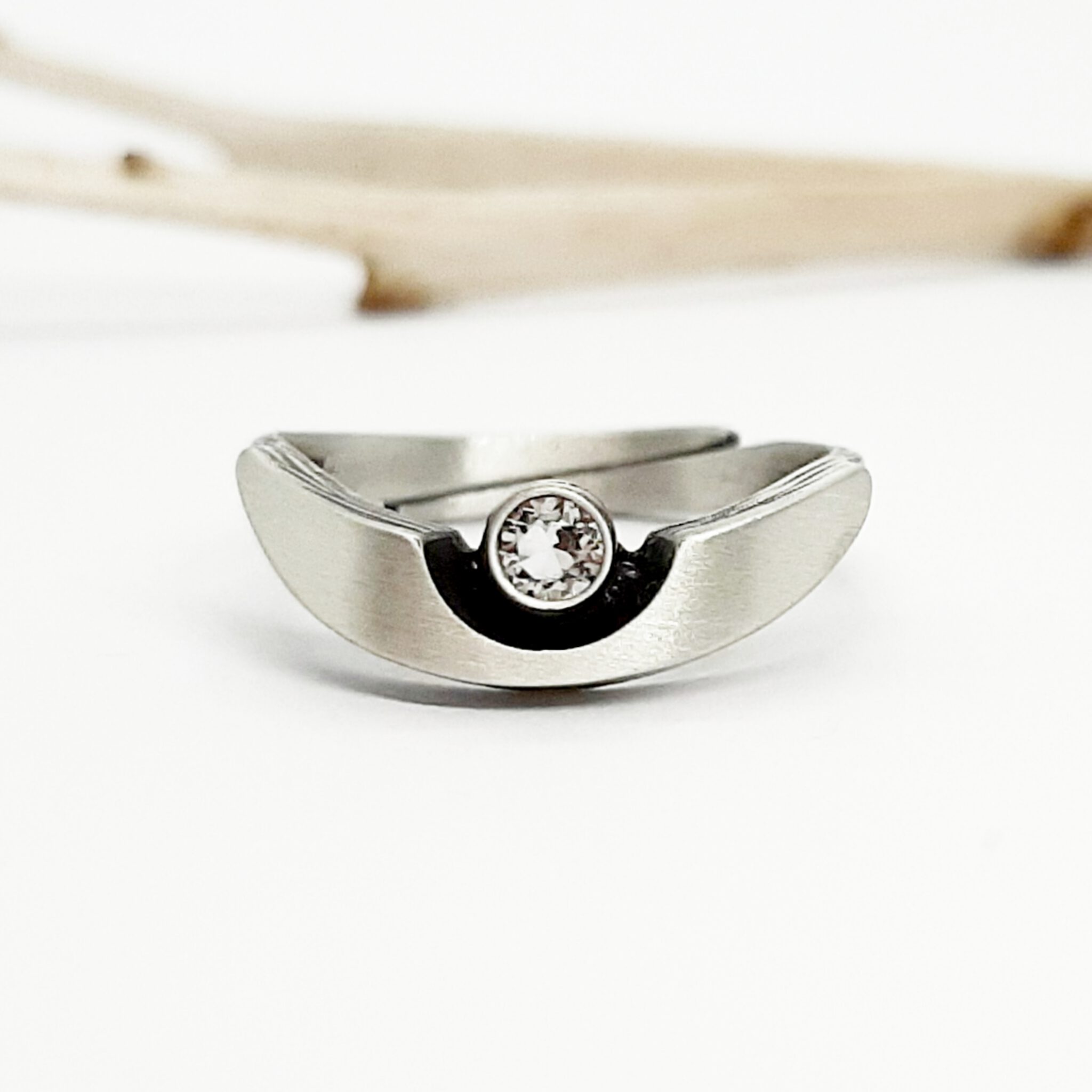 Nordform Gebogener Ring (6mm) Silber mit Bergkristall Seitlich