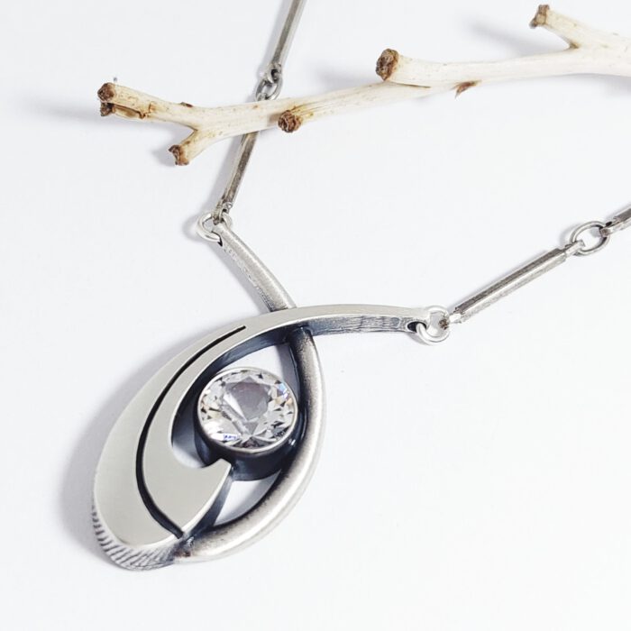 Nordform Stäbchen-Collier mit Ovalem Mittelteil Silber Bergkristall