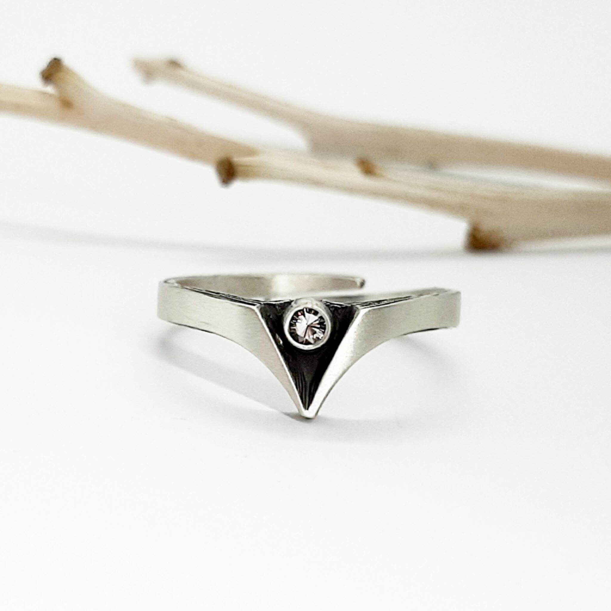 Nordform Schmaler V-Ring Silber Bergkristall