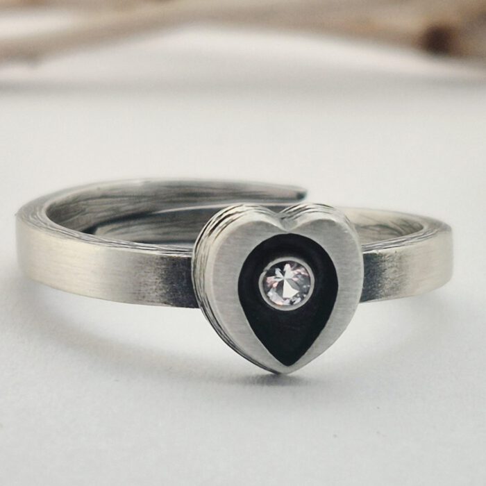 Nordform Schmaler Ring Sym. Herz-Aufsatz Silber Bergkristall