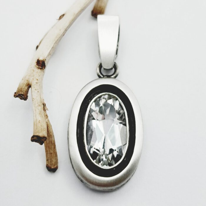 Nordform Ovaler Anhänger mit bewegl. Öse Silber mit Bergkristall (31mm x 13mm)