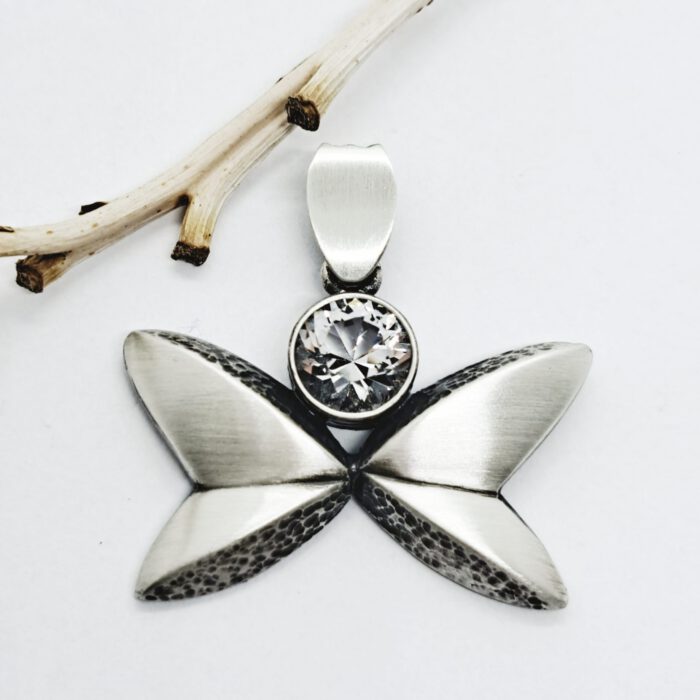 Nordform Schmetterlings Anhänger Silber mit Bergkristall (31x31mm)
