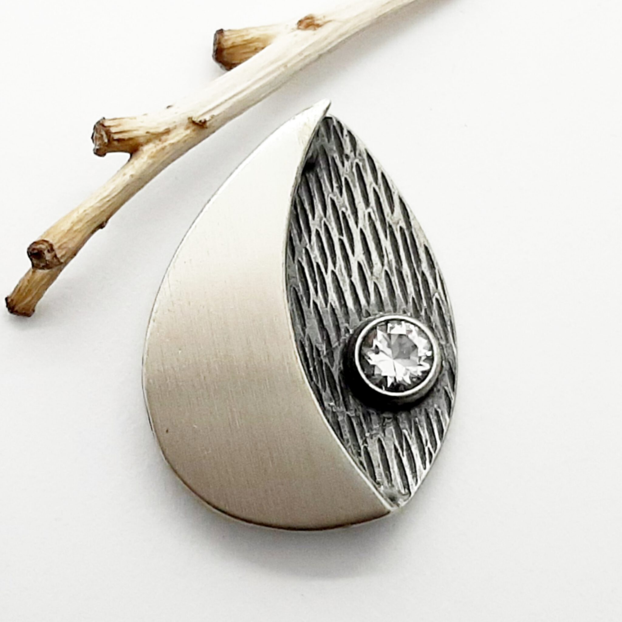 Nordform Anhänger Sichel und Bergkristall auf dunklem Grund Silber (20x21mm)