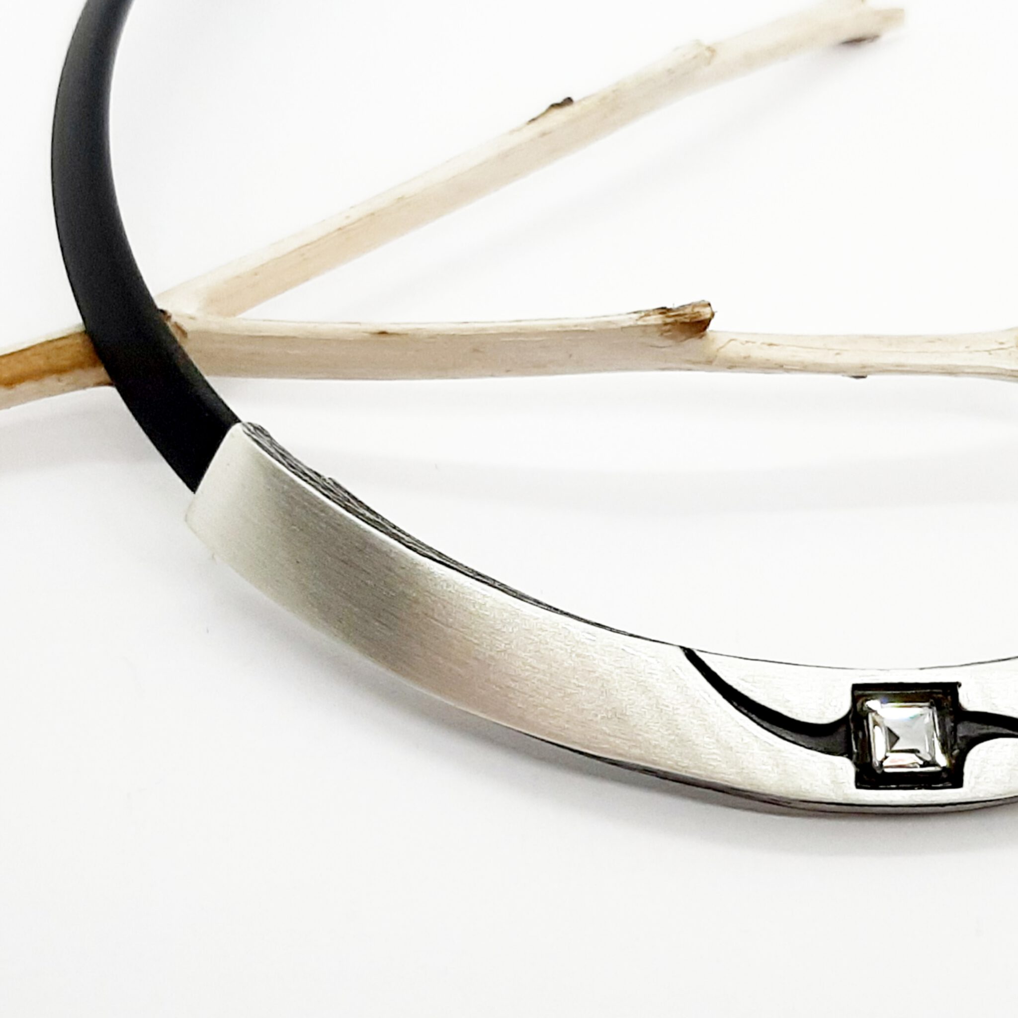 Nordform Kautschuk Collier mit Gebogenem Mittelteil Silber Bergkristall