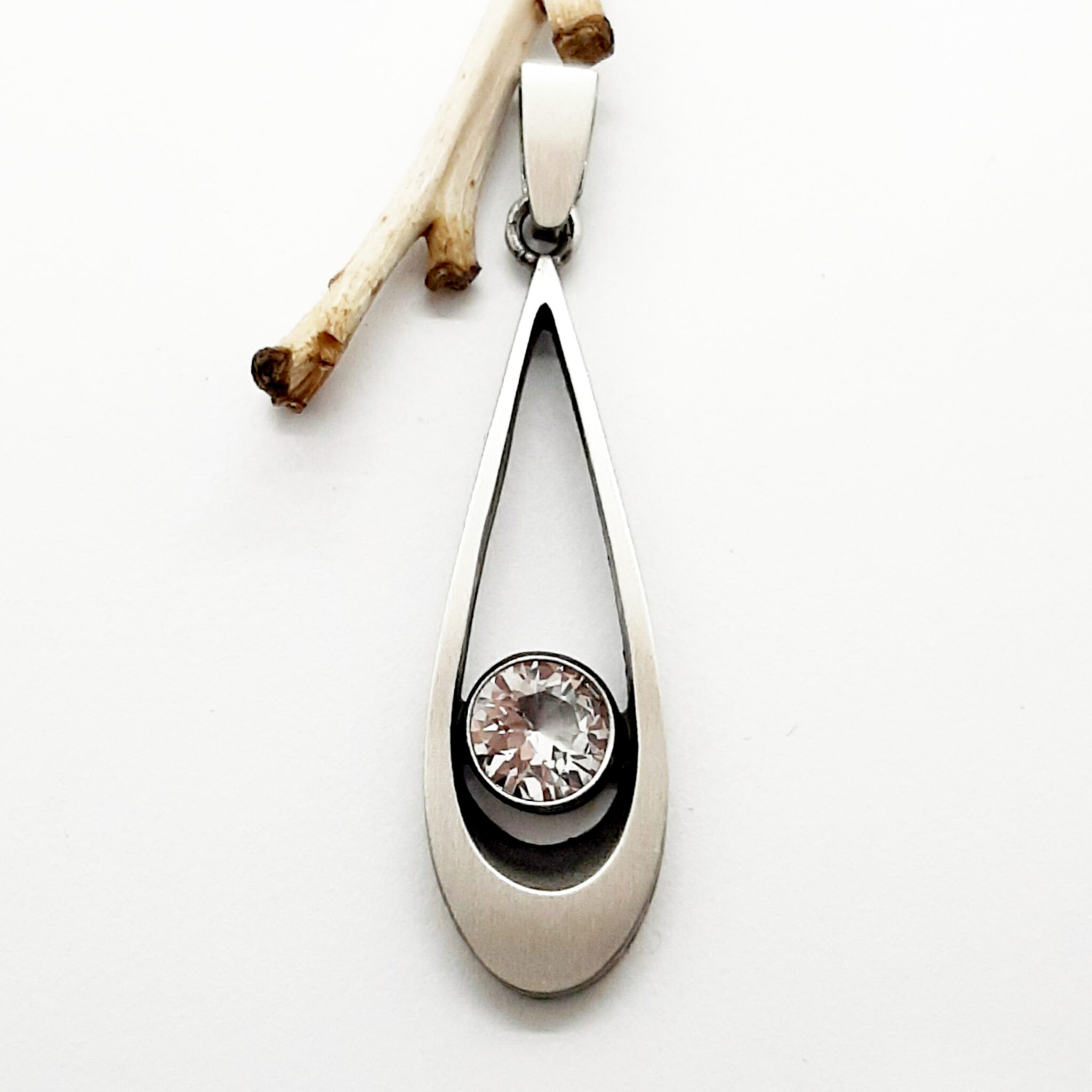 Nordform Tropfenförmiger Anhänger Silber mit Bergkristall (10x41mm) Nordform Tropfenförmiger Anhänger Silber mit Bergkristall (10x41mm)