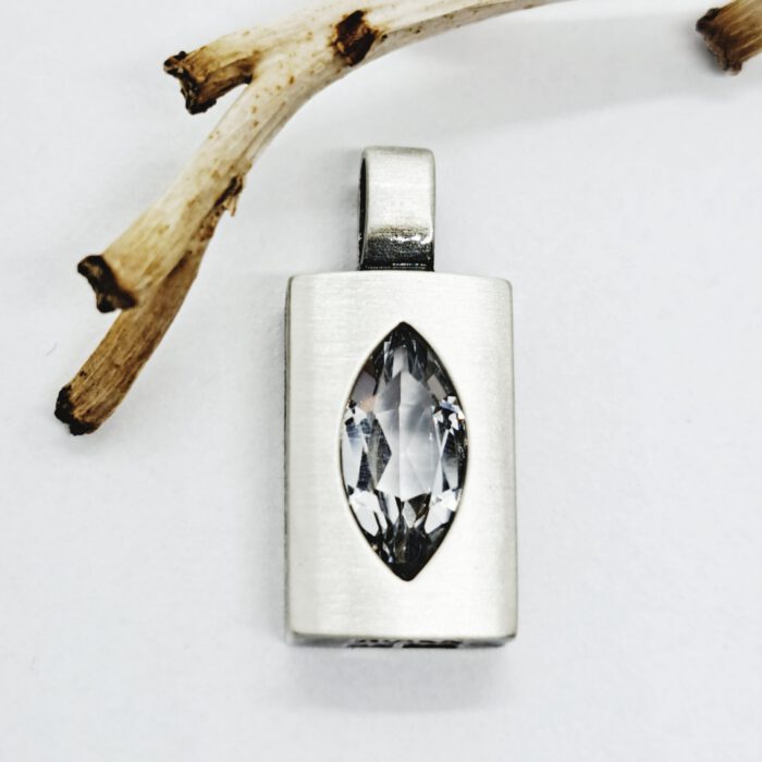 Nordform Anhänger Rechteck Silber mit Mandelförmigen Bergkristall (9x19mm)