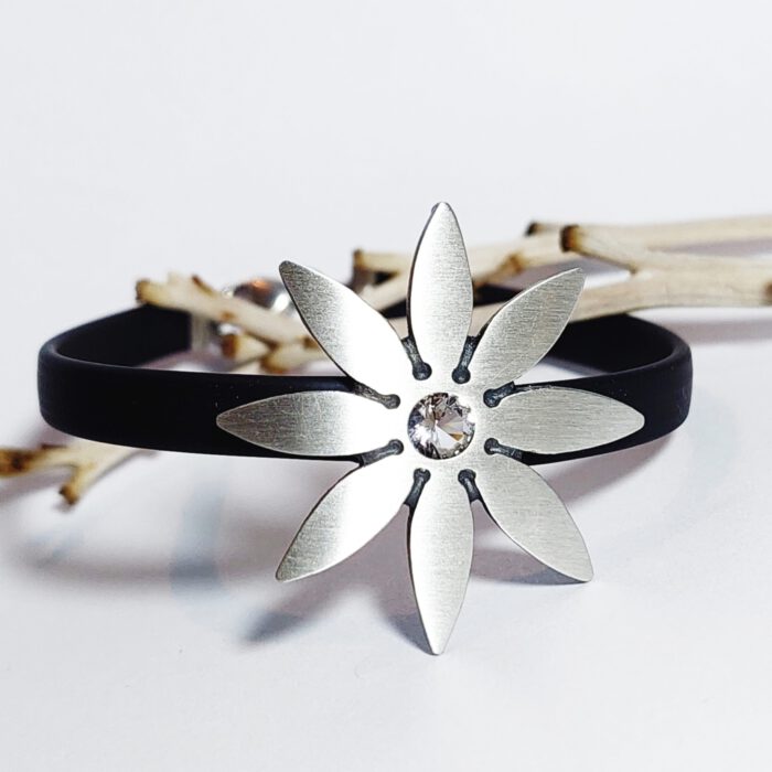 Nordform Armband Kautschuk mit Blüte in Silber und Bergkristall