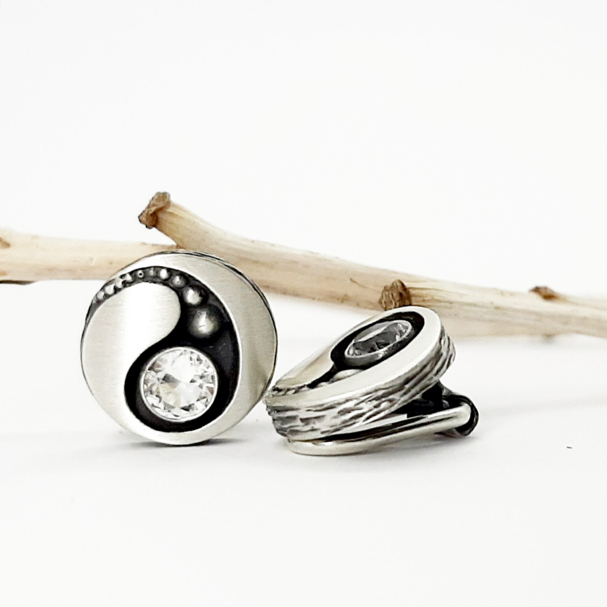 Nordform Runde Ohrclips Silber Seitlich mit Bergkristall