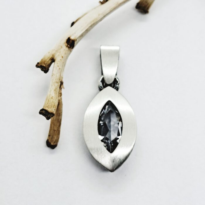 Nordform Anhänger in Navetteform Silber mit Bergkristall (9x24mm)