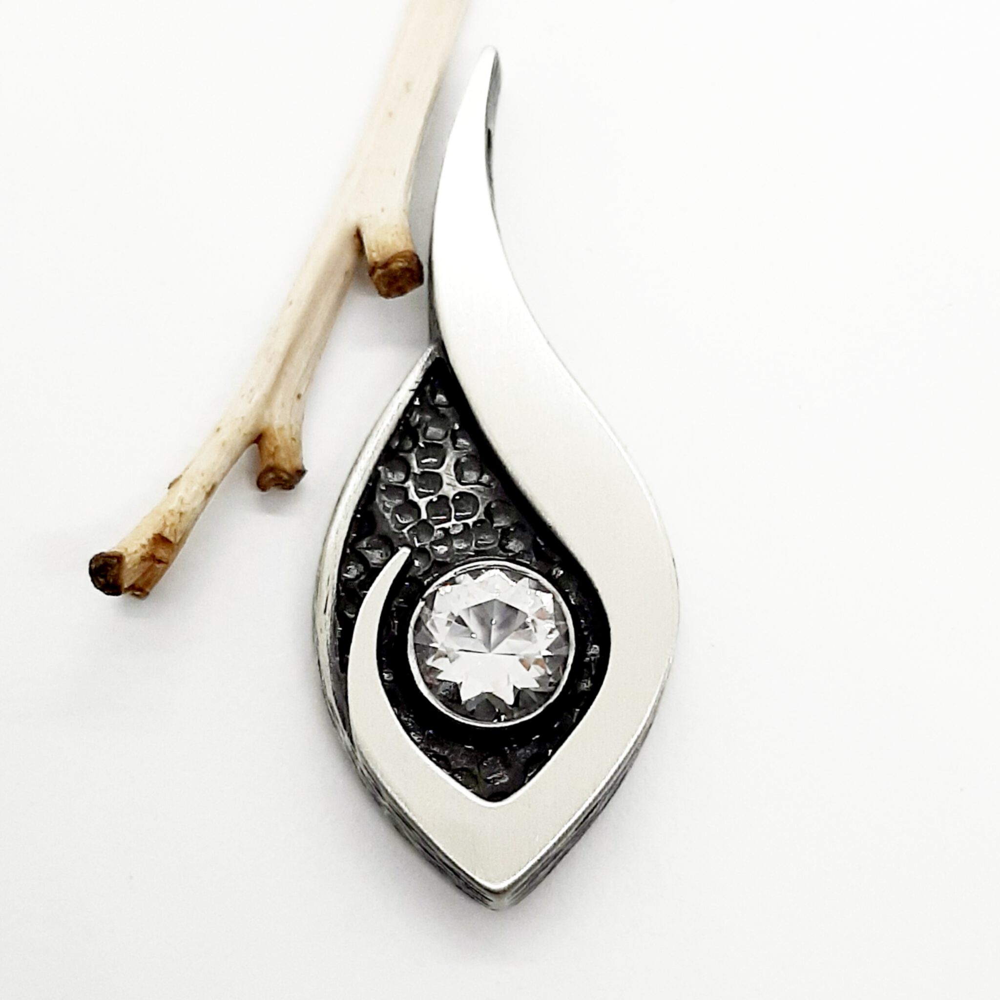 Nordform Anhänger Silber teilweise Geschwärzt mit Bergkristall (18x43mm)