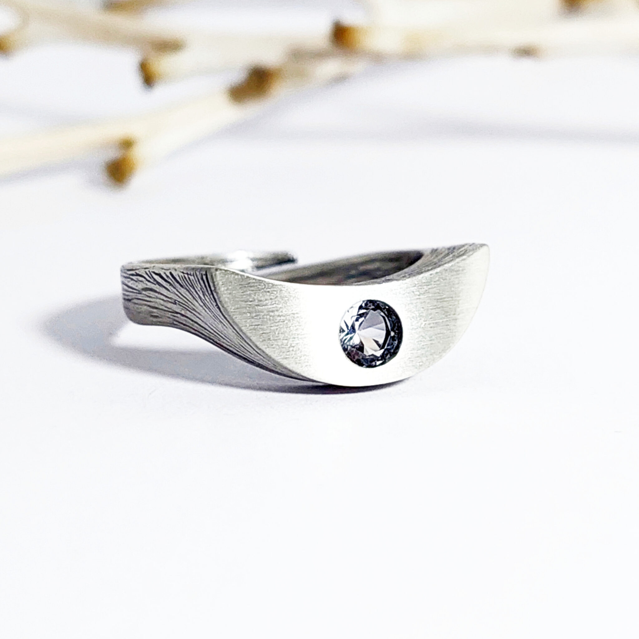 Nordform Damenring in Mond Form (klein) mit Bergkristall