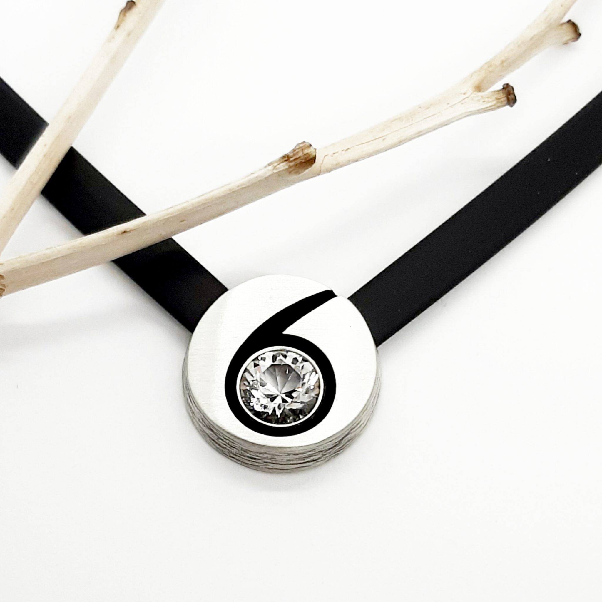 Nordform Kautschukcollier mit Rundem Mittelteil Silber Bergkristall Nordform Kautschukcollier mit Rundem Mittelteil Silber Bergkristall