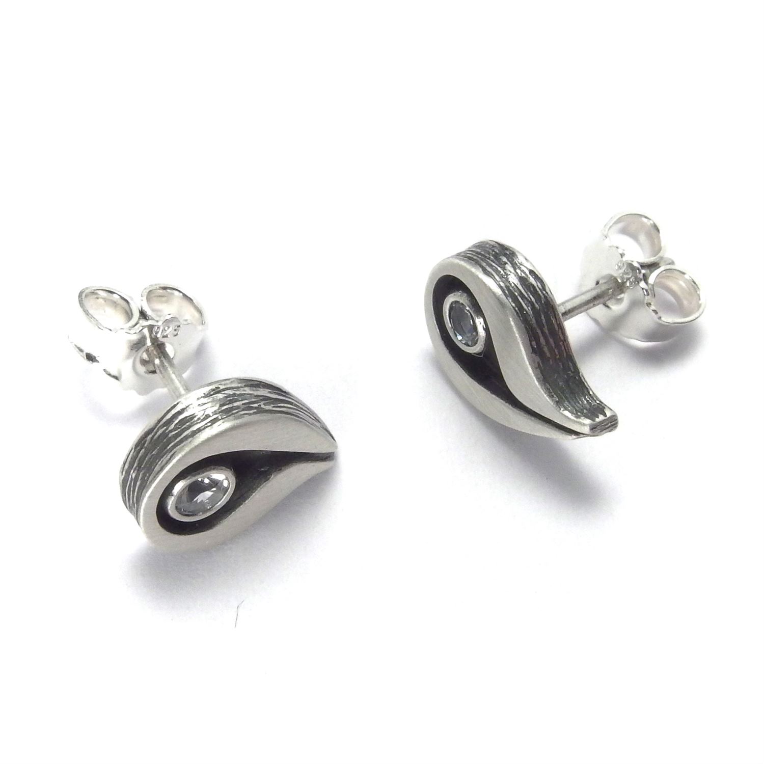Nordform Ohrstecker in Tropfenform mit Bergkristall