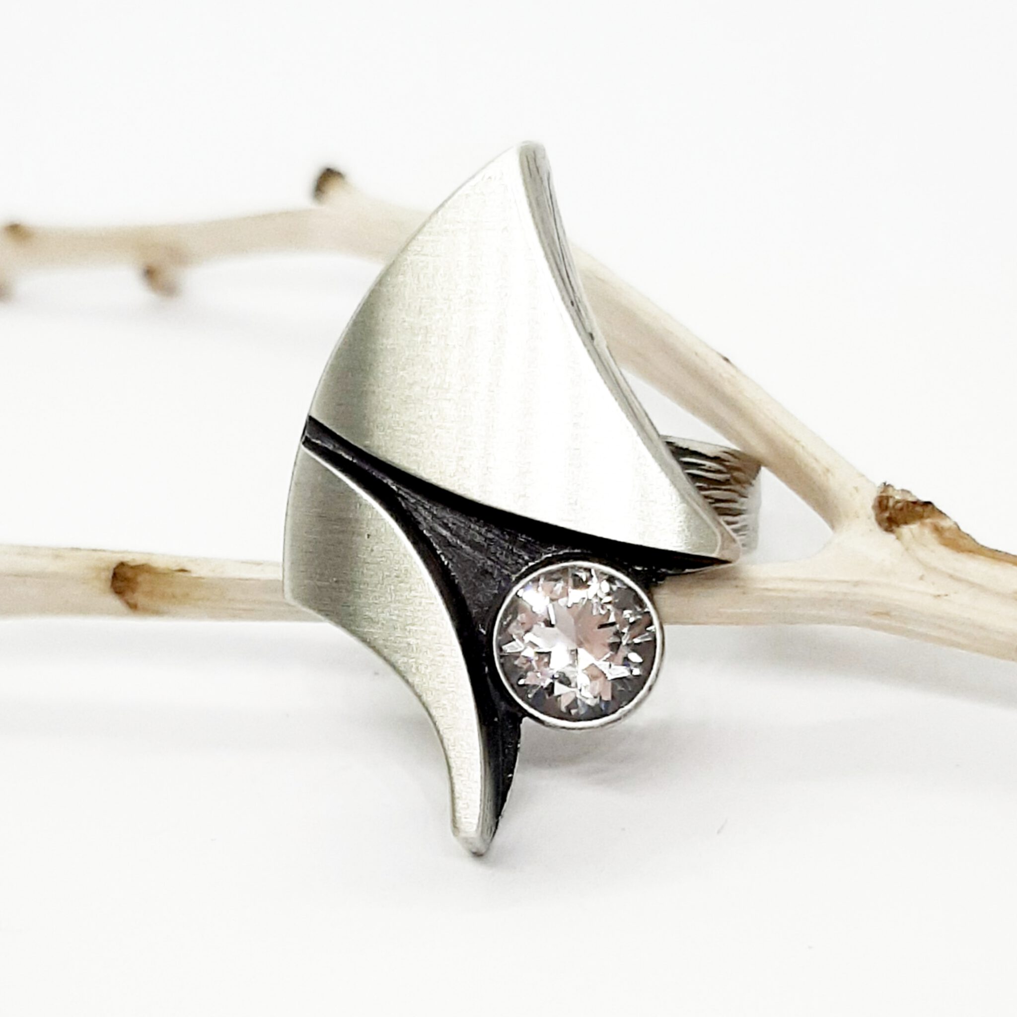 Nordform Ring mit Rautenförmigen Aufsatz Silber Bergkristall