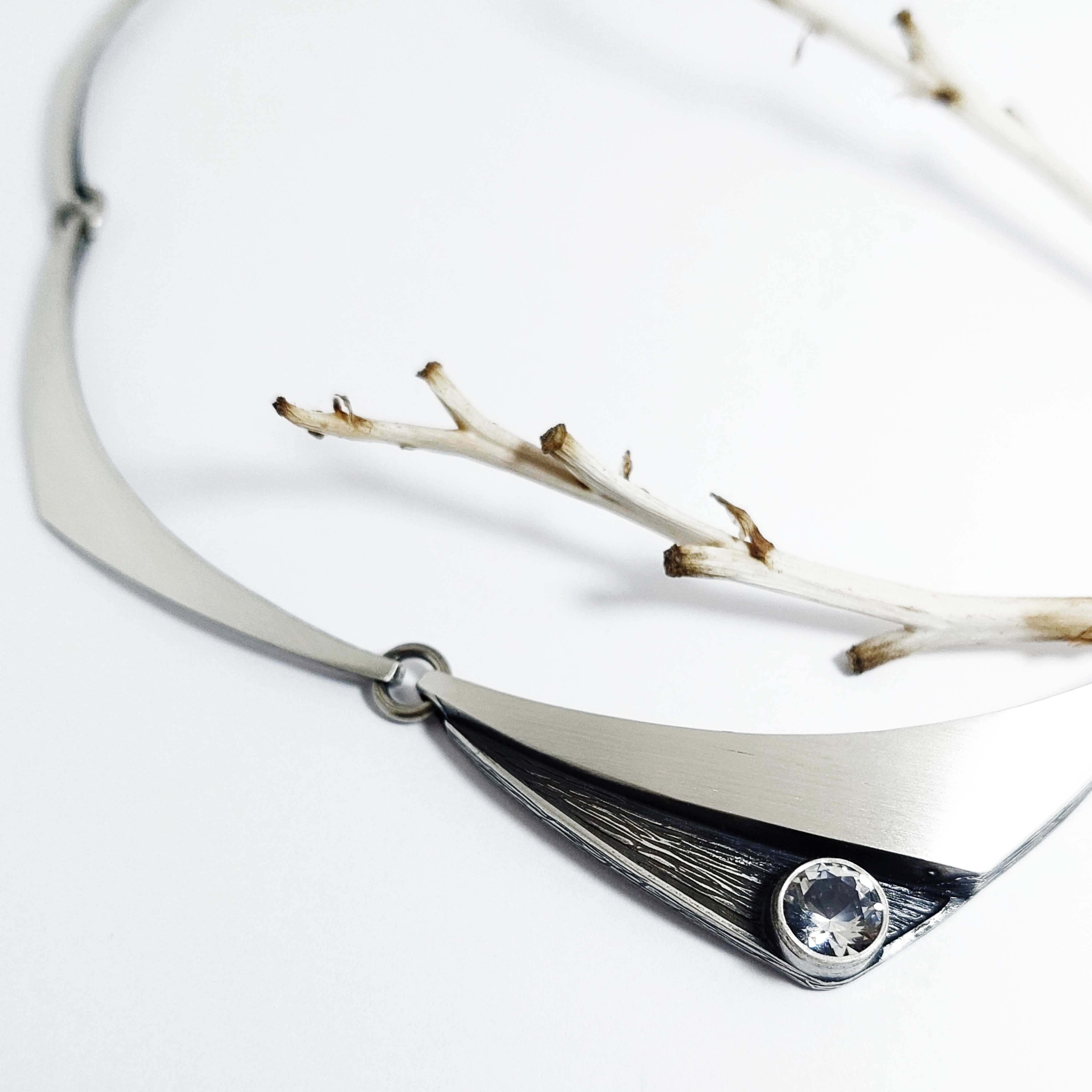 Nordform Collier mit Großen Sichelförmigen Gliedern Silber  Bergkristall Nordform Collier mit Großen Sichelförmigen Gliedern Silber  Bergkristall