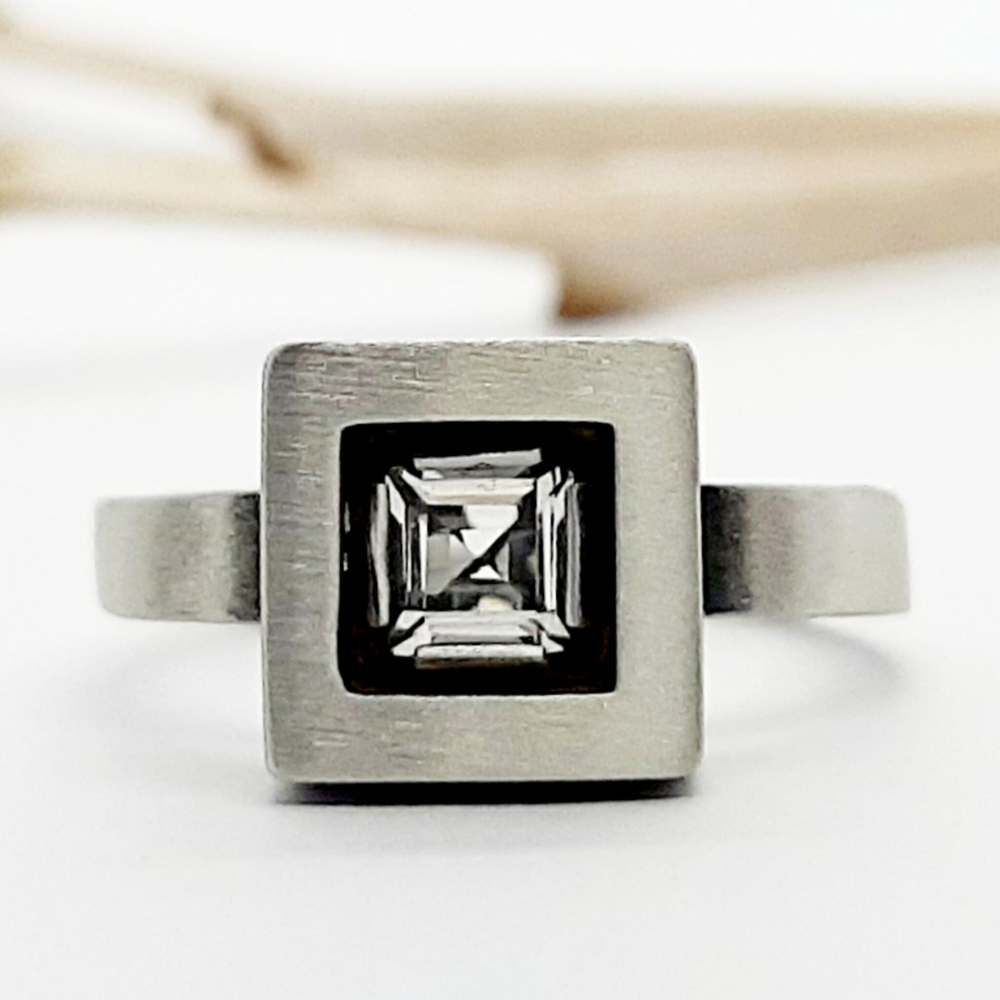 Nordform Ring mit Quadratischen Bergkristall (klein) in Silber