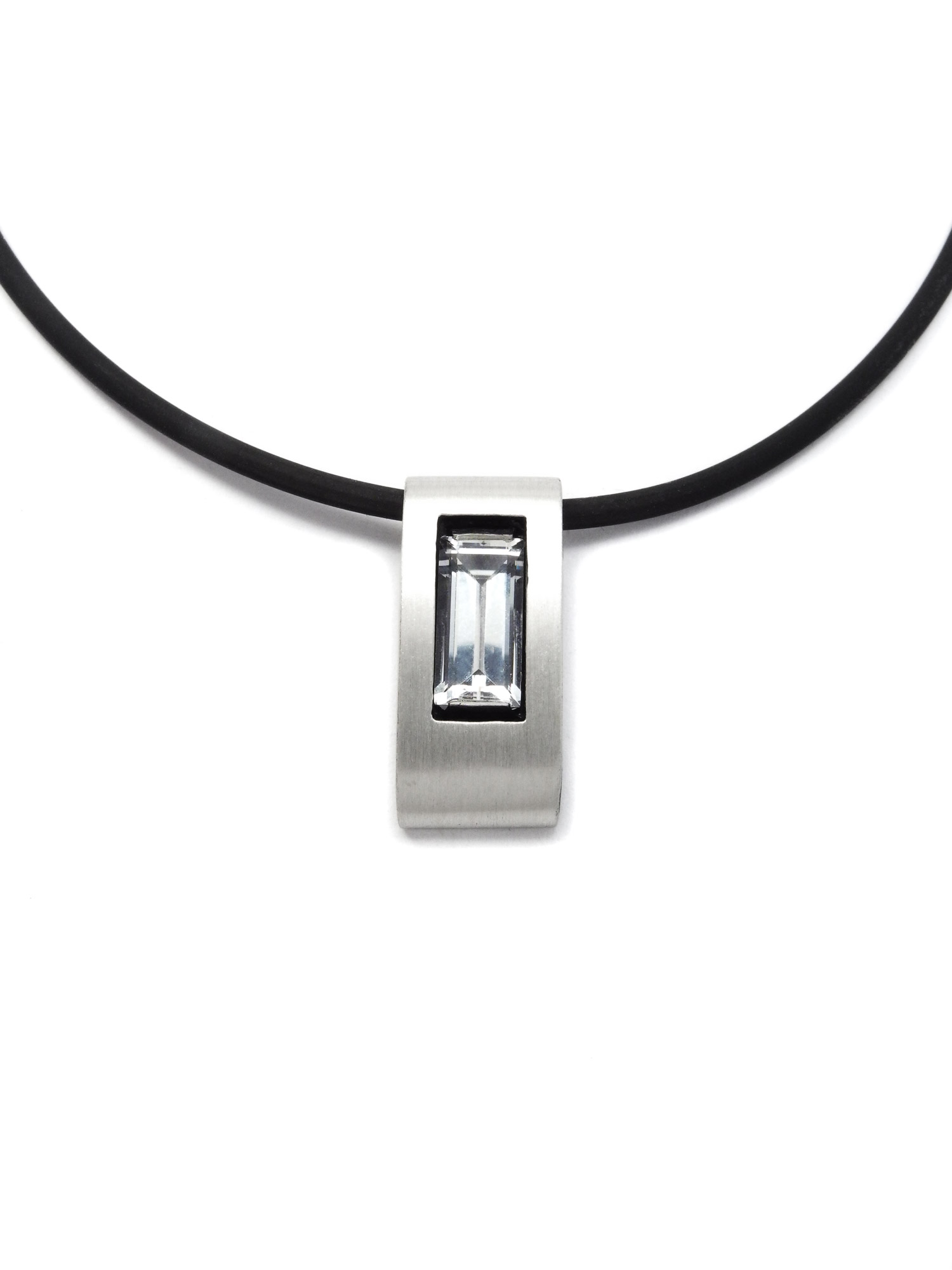 Nordform Rechteckiger Anhänger Silber an Kautschukband Nordform Rechteckiger Anhänger Silber an Kautschukband