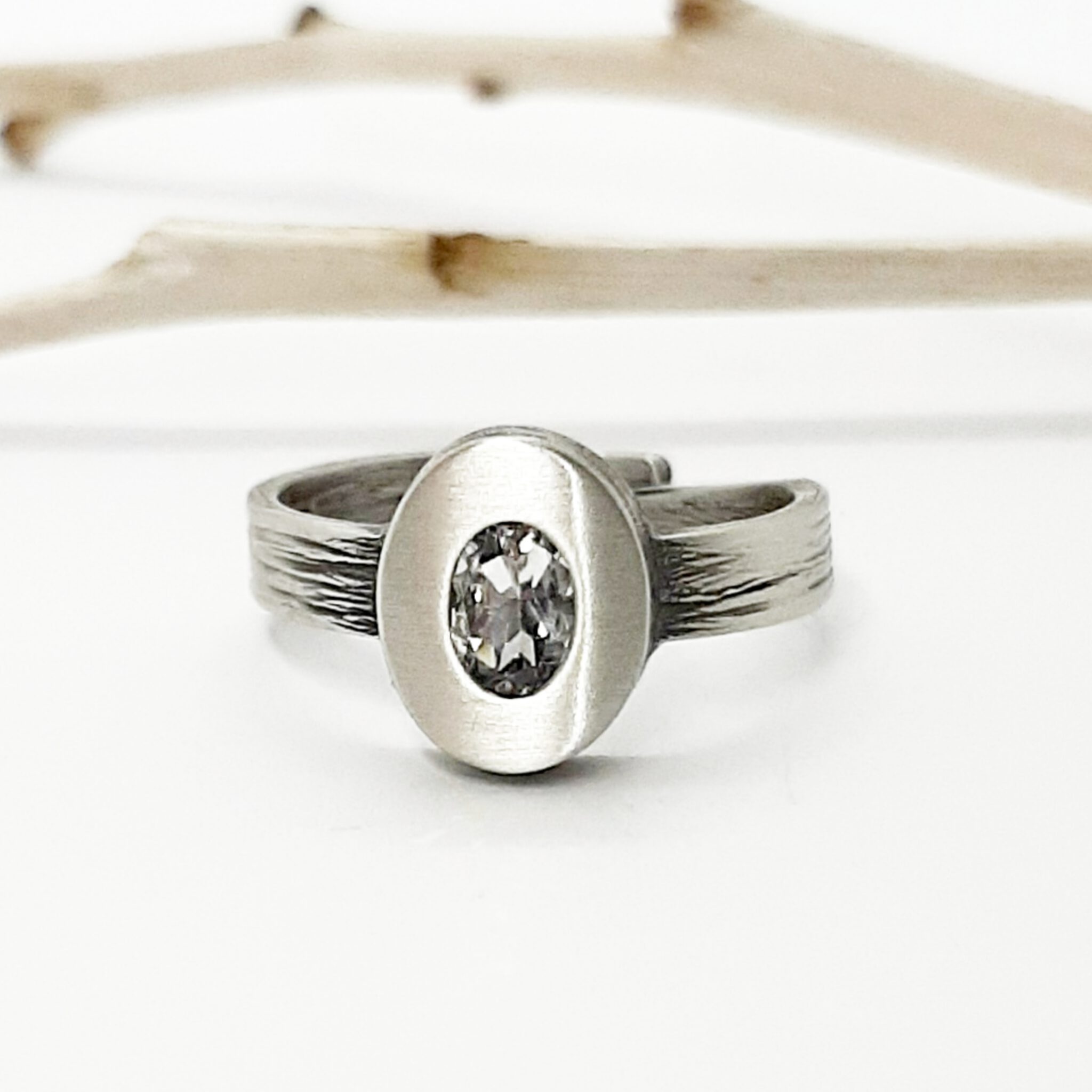 Nordform Ring Ovaler Kopf Silber Bergkristall